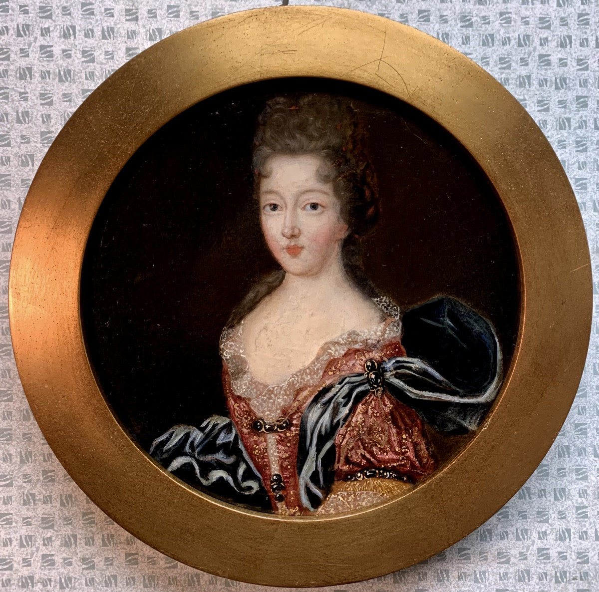 Ritratto di ragazza in tondo. Olio su tela,diametro 32cm. Scuola francese del XVIII secolo.