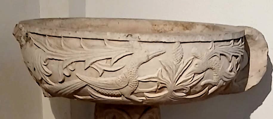 Acquasantiera in pietra scolpita a motivi fitomorfi e draghi affrontati - Sicilia -  XIV sec.-photo-4