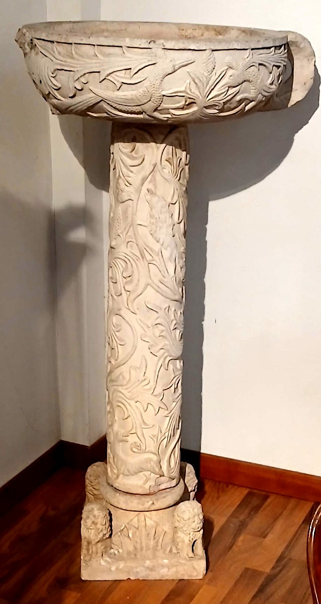 Acquasantiera in pietra scolpita a motivi fitomorfi e draghi affrontati - Sicilia -  XIV sec.