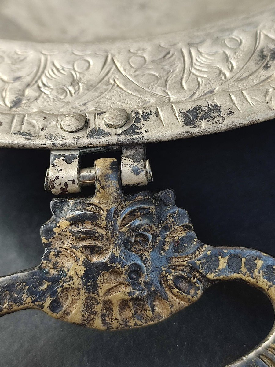Braciere medievale in argento XII-XIII sec.  Manici a foggia di teste leonine, su tripode in ferro e bronzo.  -photo-2