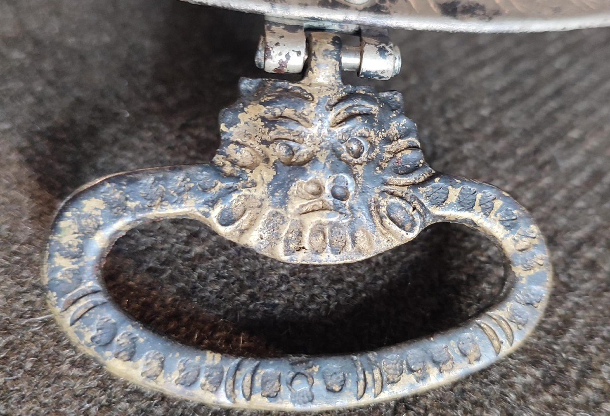 Braciere medievale in argento XII-XIII sec.  Manici a foggia di teste leonine, su tripode in ferro e bronzo.  -photo-1