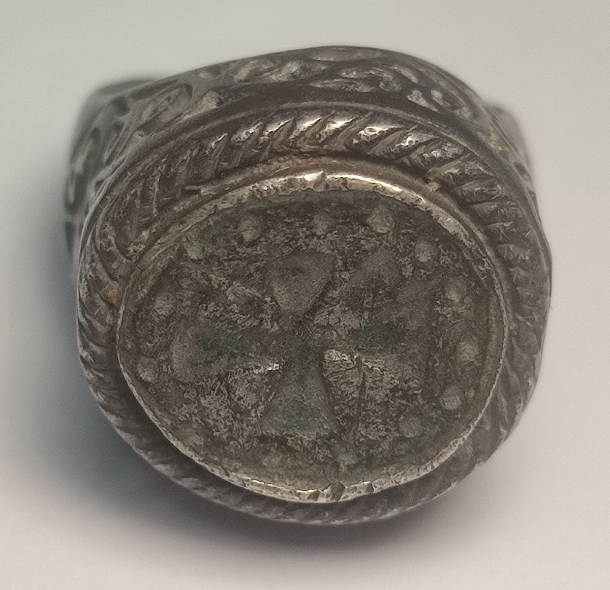 Superbo anello-sigillo Templare in argento, con gambo traforato e croce circondata da piccoli globi.-photo-4