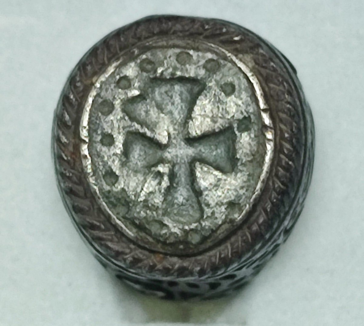 Superbo anello-sigillo Templare in argento, con gambo traforato e croce circondata da piccoli globi.-photo-3