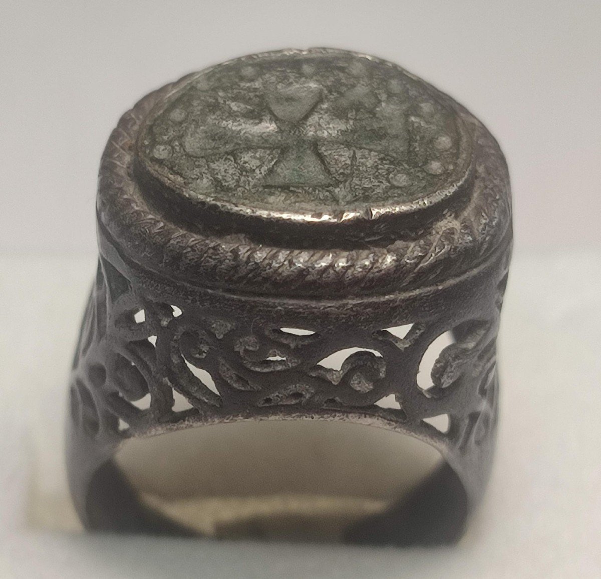 Superbo anello-sigillo Templare in argento, con gambo traforato e croce circondata da piccoli globi.