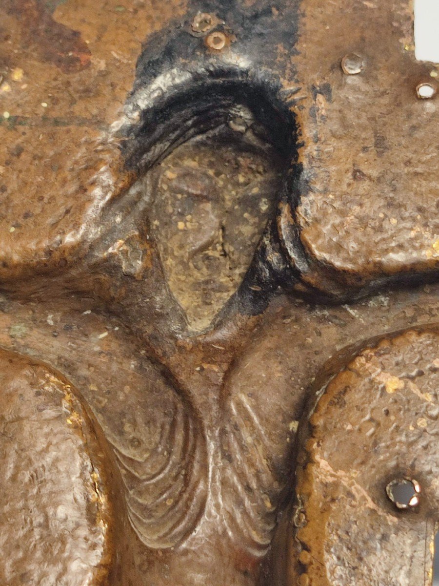 Eccezionale Crocifisso Longobardo sbalzato su lastra di rame dorata al mercurio.-photo-4