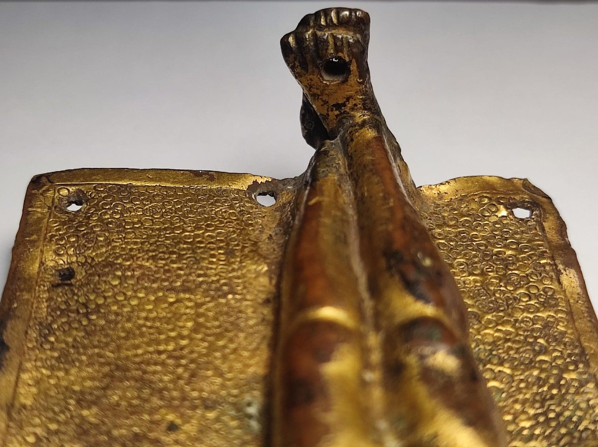 Eccezionale Crocifisso Longobardo sbalzato su lastra di rame dorata al mercurio.-photo-5