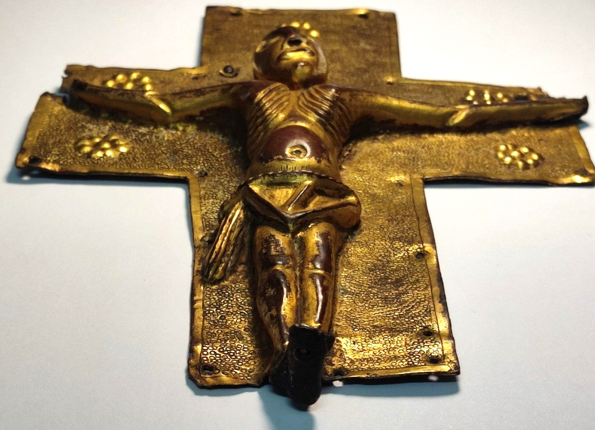 Eccezionale Crocifisso Longobardo sbalzato su lastra di rame dorata al mercurio.-photo-1