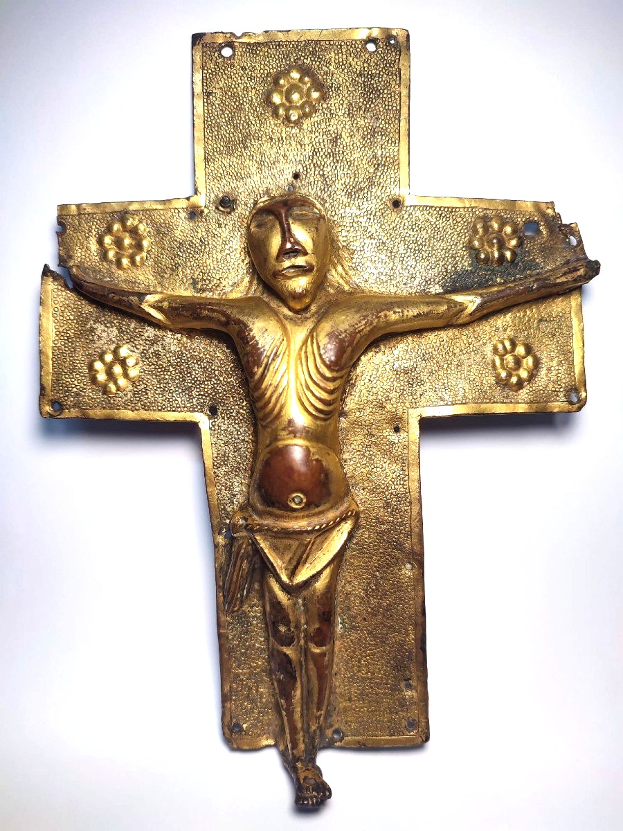 Eccezionale Crocifisso Longobardo sbalzato su lastra di rame dorata al mercurio.