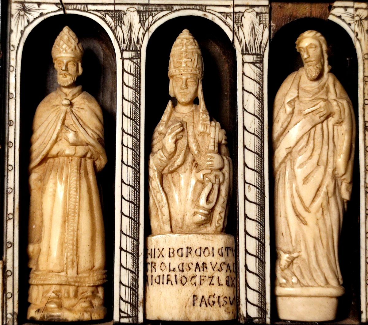 Altarolo senese raffigurante la discendenza tra il Papa Alessandro VI (Borgia) ed il Papa Pio III (Piccolomini) del 22 settembre del 1503.-photo-4