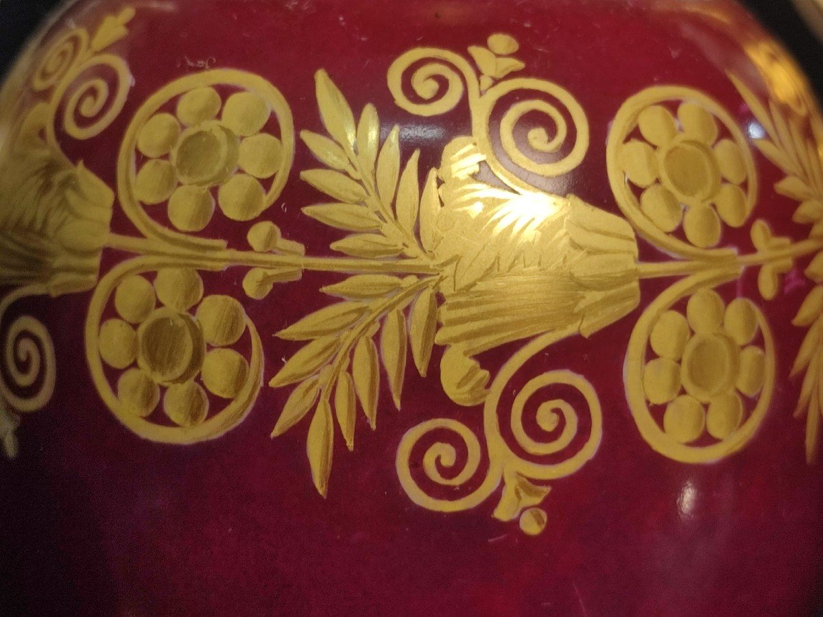 Vasi Impero in porcellana decorati in amaranto e oro zecchino, con testa di Minerva nei manici -photo-3