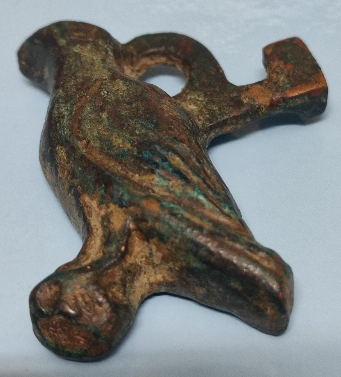 Amuleto pendente e chiavetta esoterica da cofanetto in bronzo smaltato a forma di Falco.-photo-3