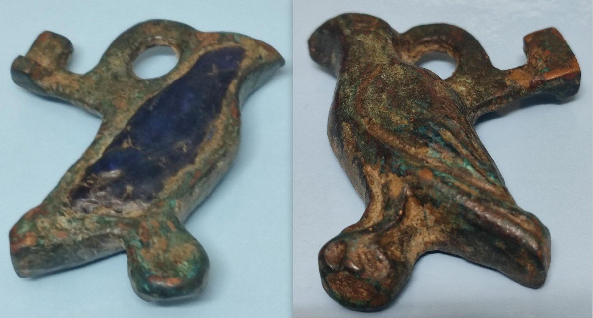 Amuleto pendente e chiavetta esoterica da cofanetto in bronzo smaltato a forma di Falco.