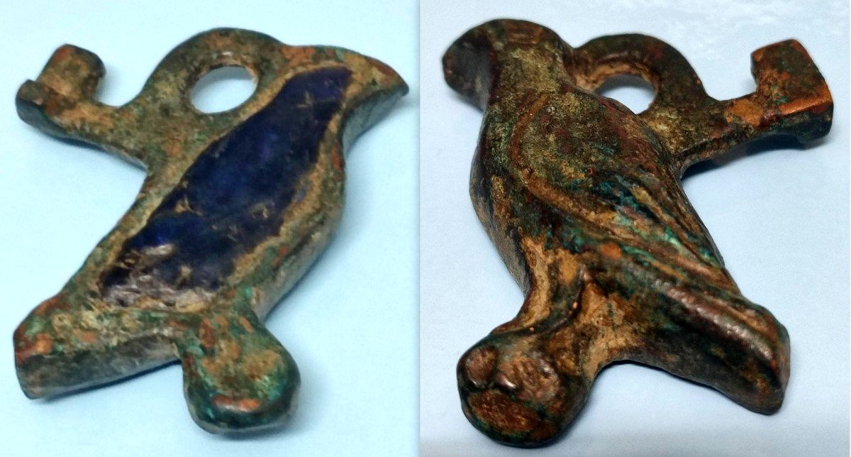 Amuleto pendente e chiavetta esoterica da cofanetto in bronzo smaltato a forma di Falco.