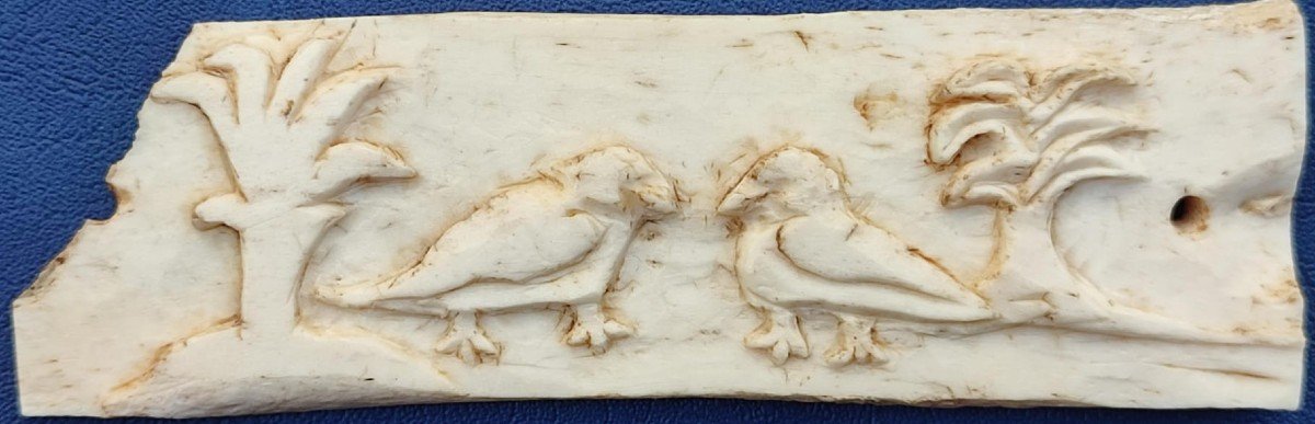 Piastra 'Federiciana' arabo-normanna in osso scolpito , raffigurante due falchi  affrontati.-photo-2