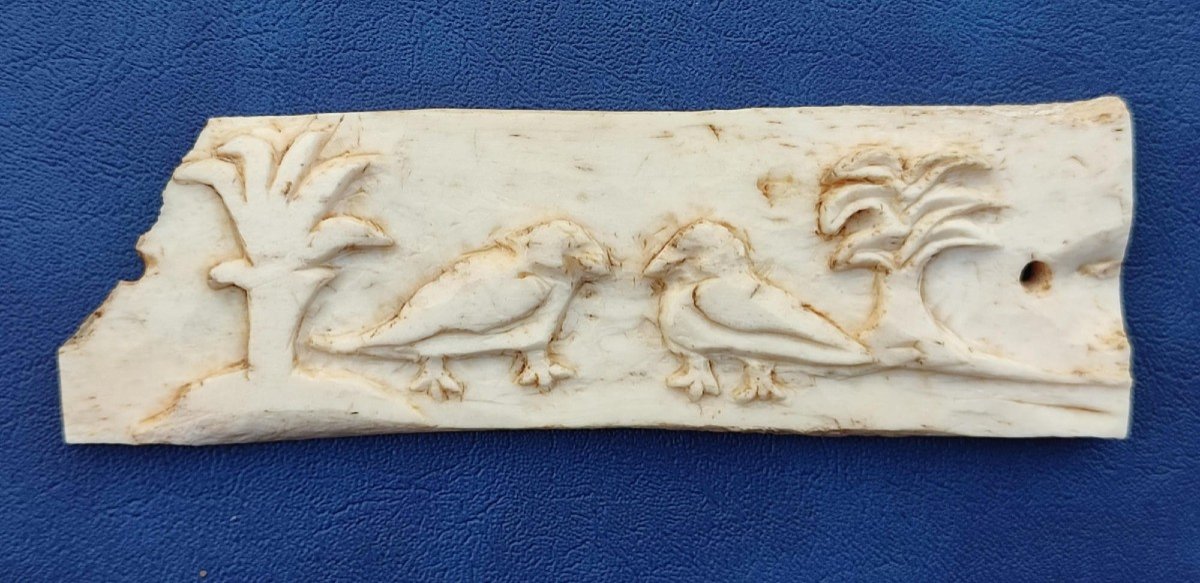 Piastra 'Federiciana' arabo-normanna in osso scolpito , raffigurante due falchi  affrontati.