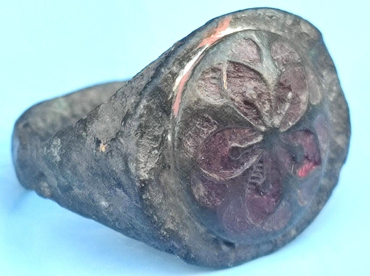 Anello Templare esoterico in rame con tracce di oro. la Rosa  raffigura il Santo Graal-