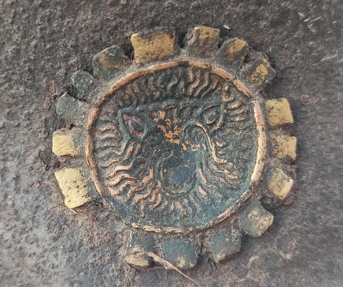 Elmetto da Arciere in ferro con borchie in rame cesellato e dorato. Sicilia sec.XIV-photo-4