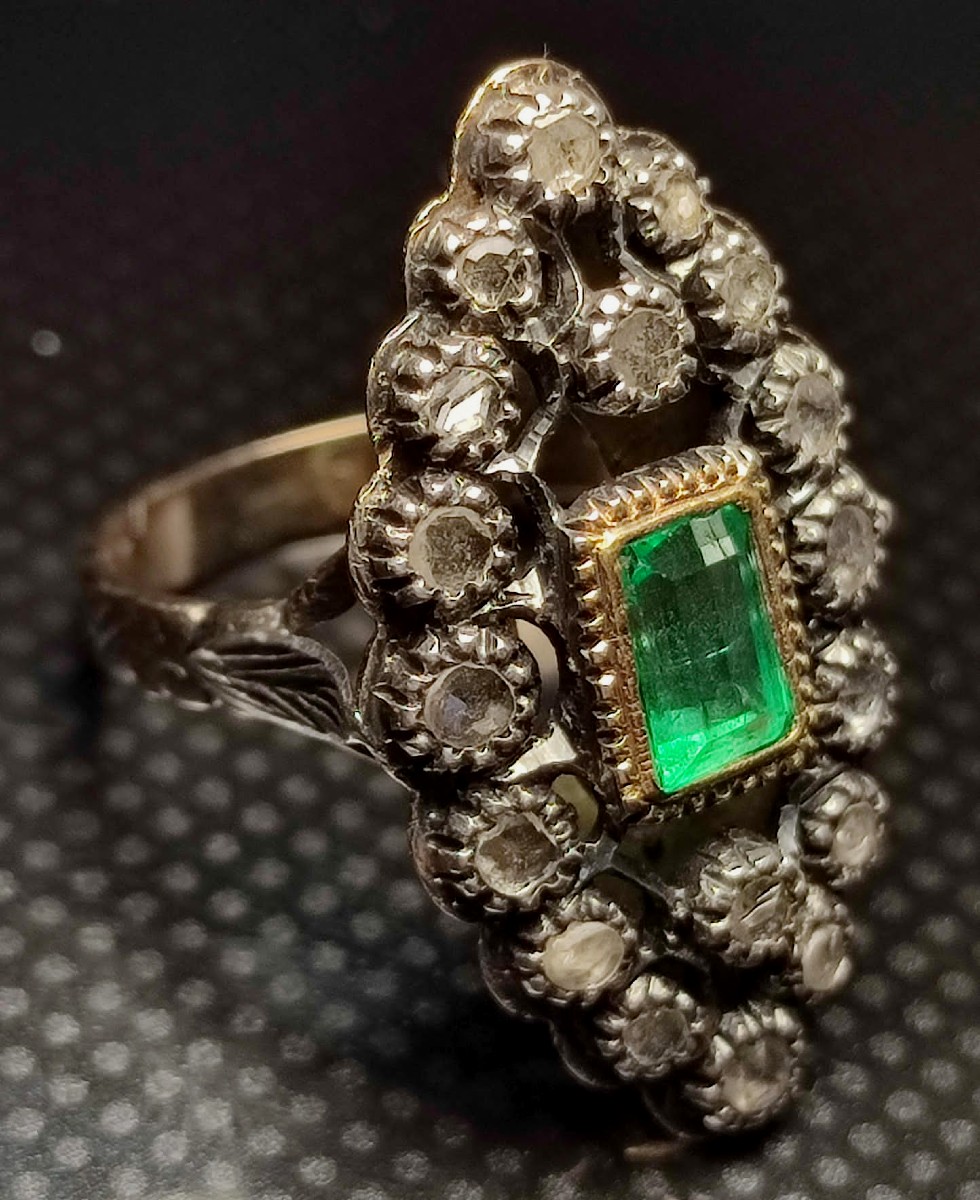 Anello a spoletta in oro con smeraldo kt.1,05 e rose di diamante kt. 035 circa. Peso gr.6,2. -photo-2