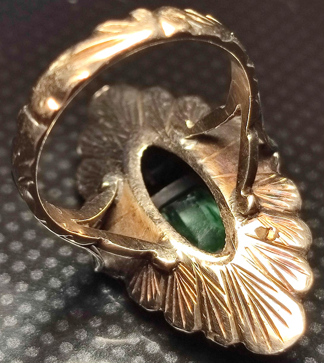 Anello a spoletta in oro con smeraldo kt.1,05 e rose di diamante kt. 035 circa. Peso gr.6,2. -photo-3