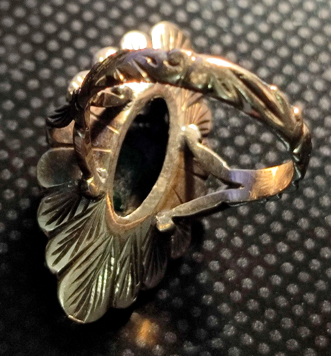 Anello a spoletta in oro con smeraldo kt.1,05 e rose di diamante kt. 035 circa. Peso gr.6,2. -photo-4