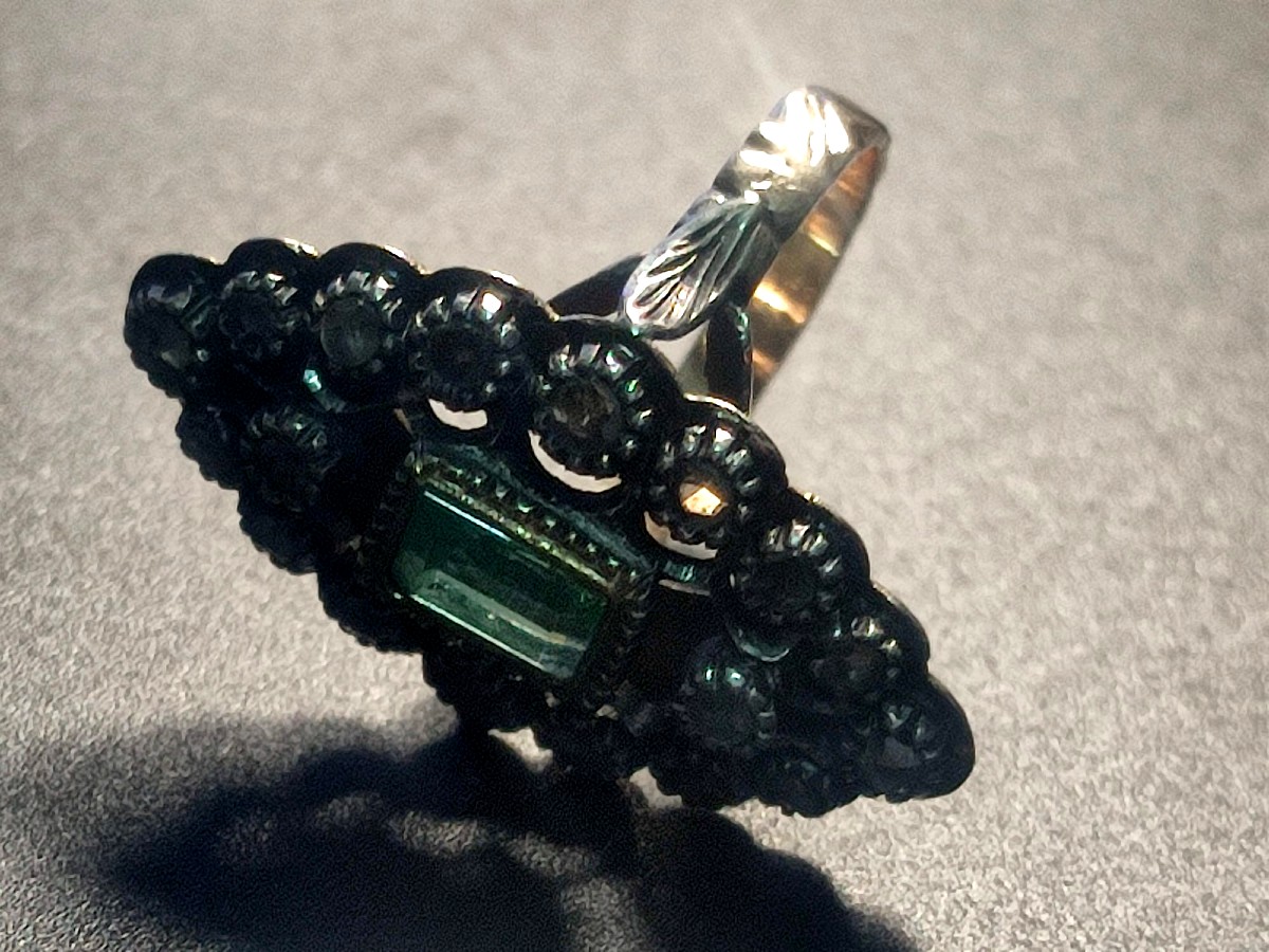 Anello a spoletta in oro con smeraldo kt.1,05 e rose di diamante kt. 035 circa. Peso gr.6,2. -photo-1