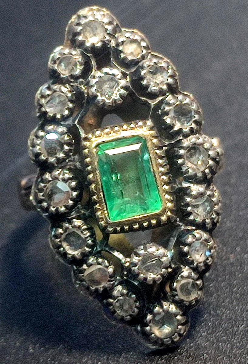 Anello a spoletta in oro con smeraldo kt.1,05 e rose di diamante kt. 035 circa. Peso gr.6,2. -photo-2