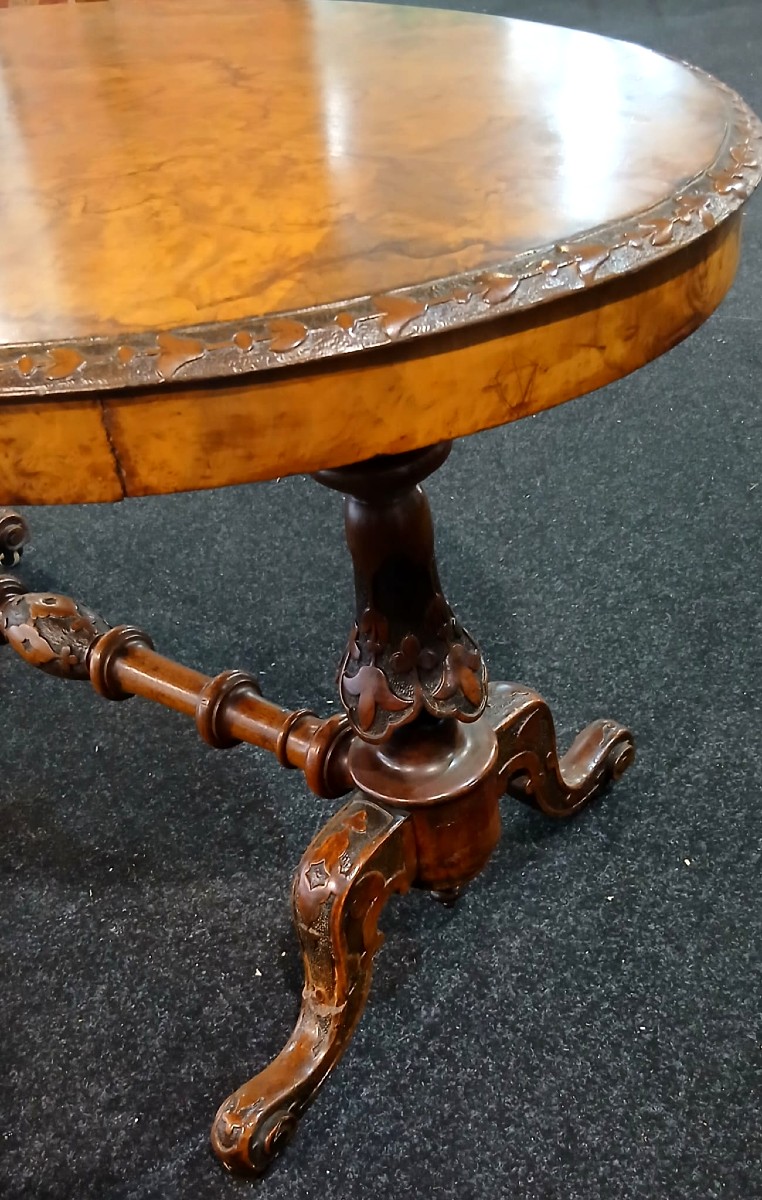 Tavolino ovale vittoriano in radica di noce con bordura e gambe finemente scolpite.  Epoca 1850-photo-2