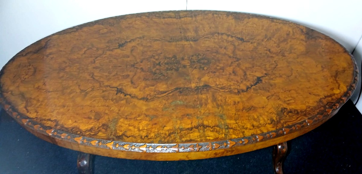 Tavolino ovale vittoriano in radica di noce con bordura e gambe finemente scolpite.  Epoca 1850-photo-3