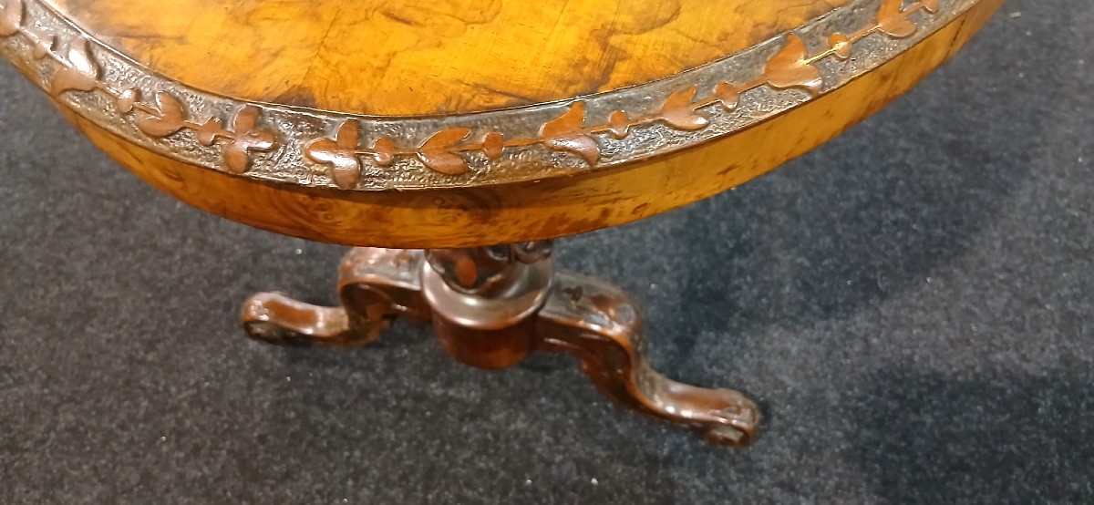 Tavolino ovale vittoriano in radica di noce con bordura e gambe finemente scolpite.  Epoca 1850-photo-4