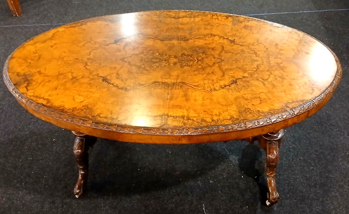 Tavolino ovale vittoriano in radica di noce con bordura e gambe finemente scolpite.  Epoca 1850