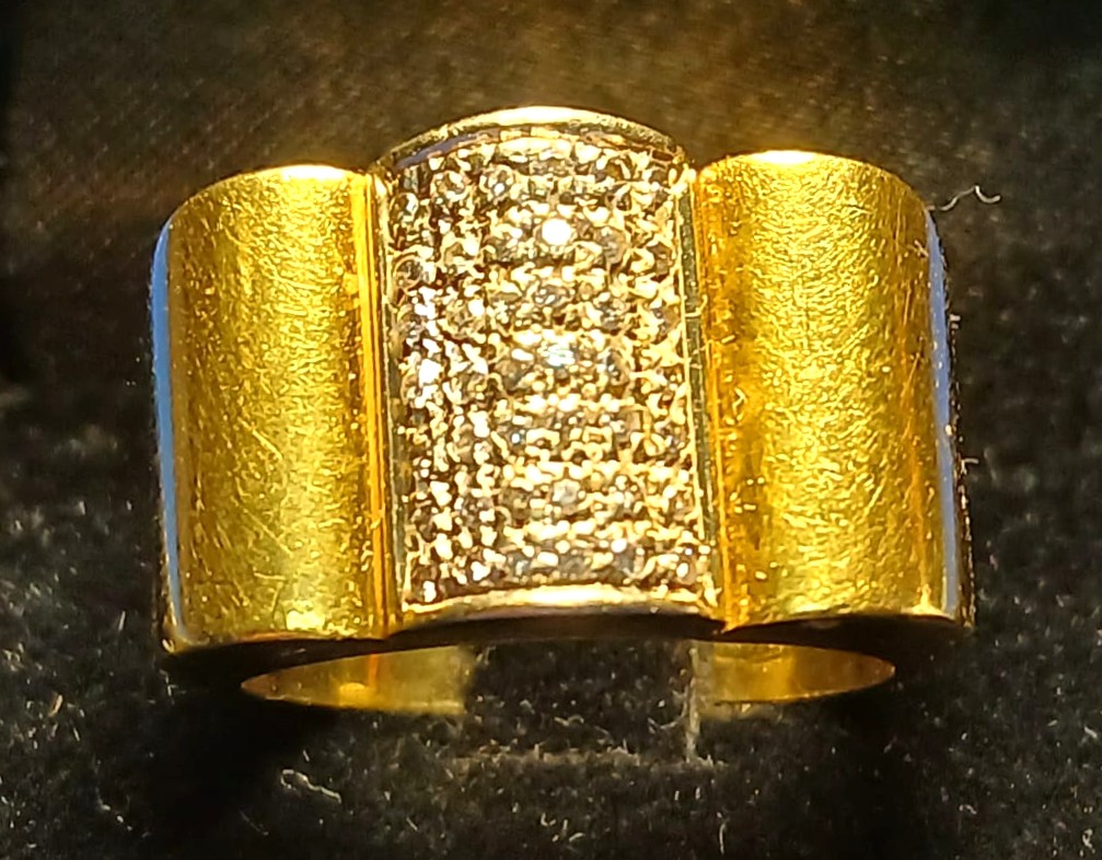 Anello firmato 'Ira Furstenberg' in oro 18 e brillantini kt. 0,25. Peso gr. 8,3 