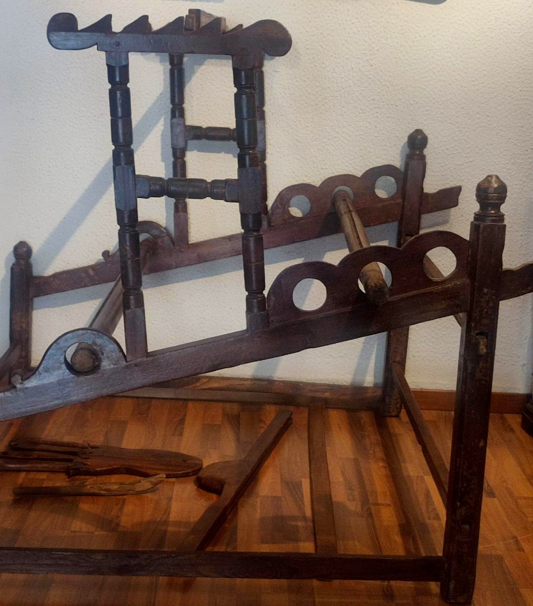 Raro Telaio del 700' siciliano in legno di noce e abete, completo e funzionante.-photo-1