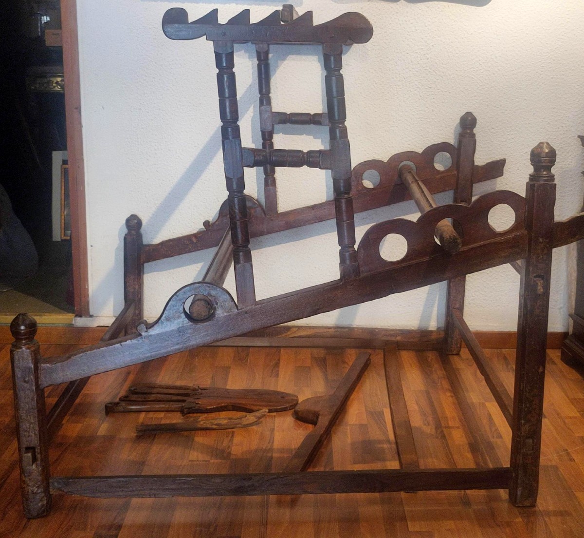 Raro Telaio del 700' siciliano in legno di noce e abete, completo e funzionante.