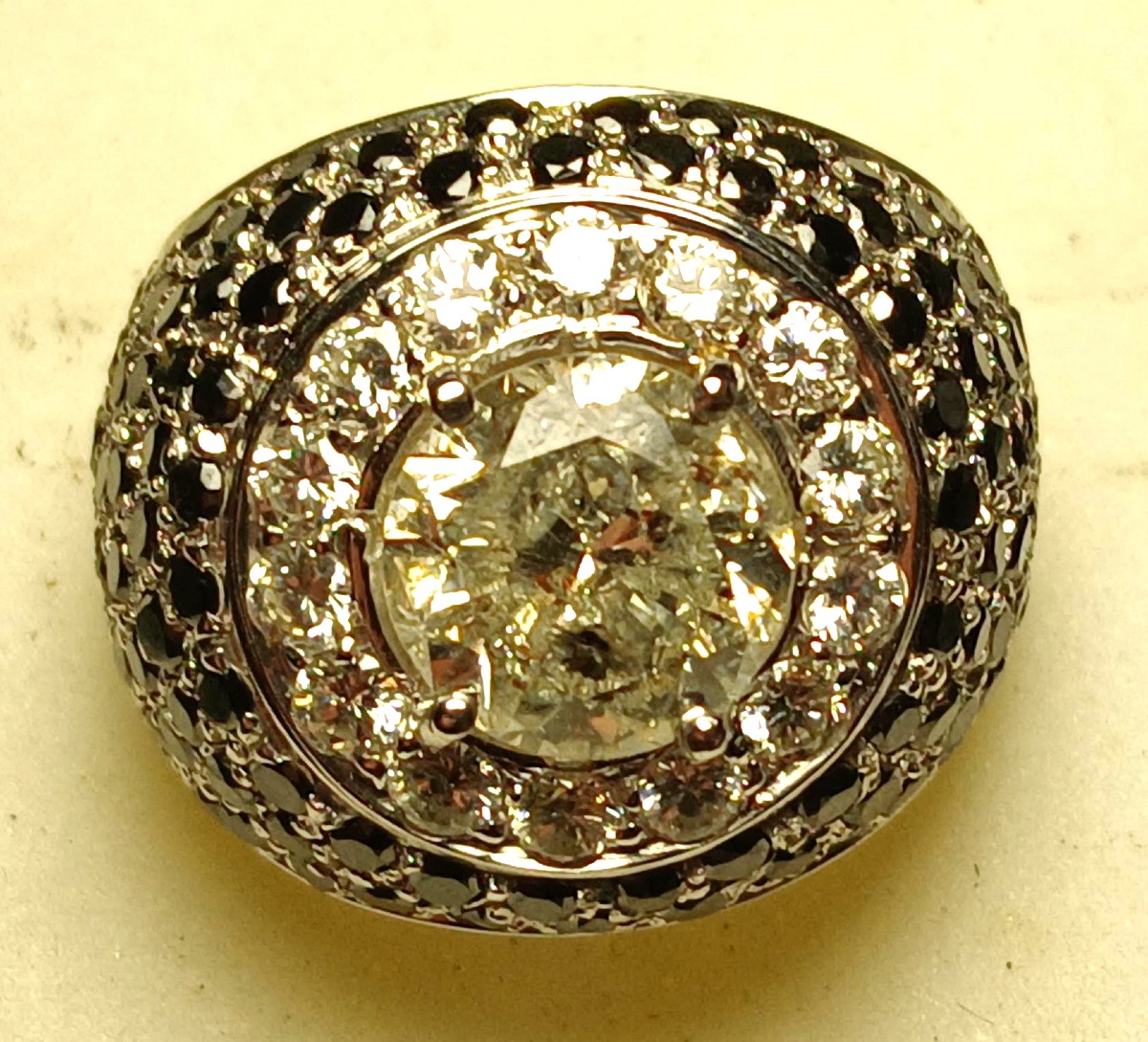Anello desin anni 50/60 con brillante kt 3,06 e brillanti B. e N. per kt 2,50. Gr 10,3-photo-2