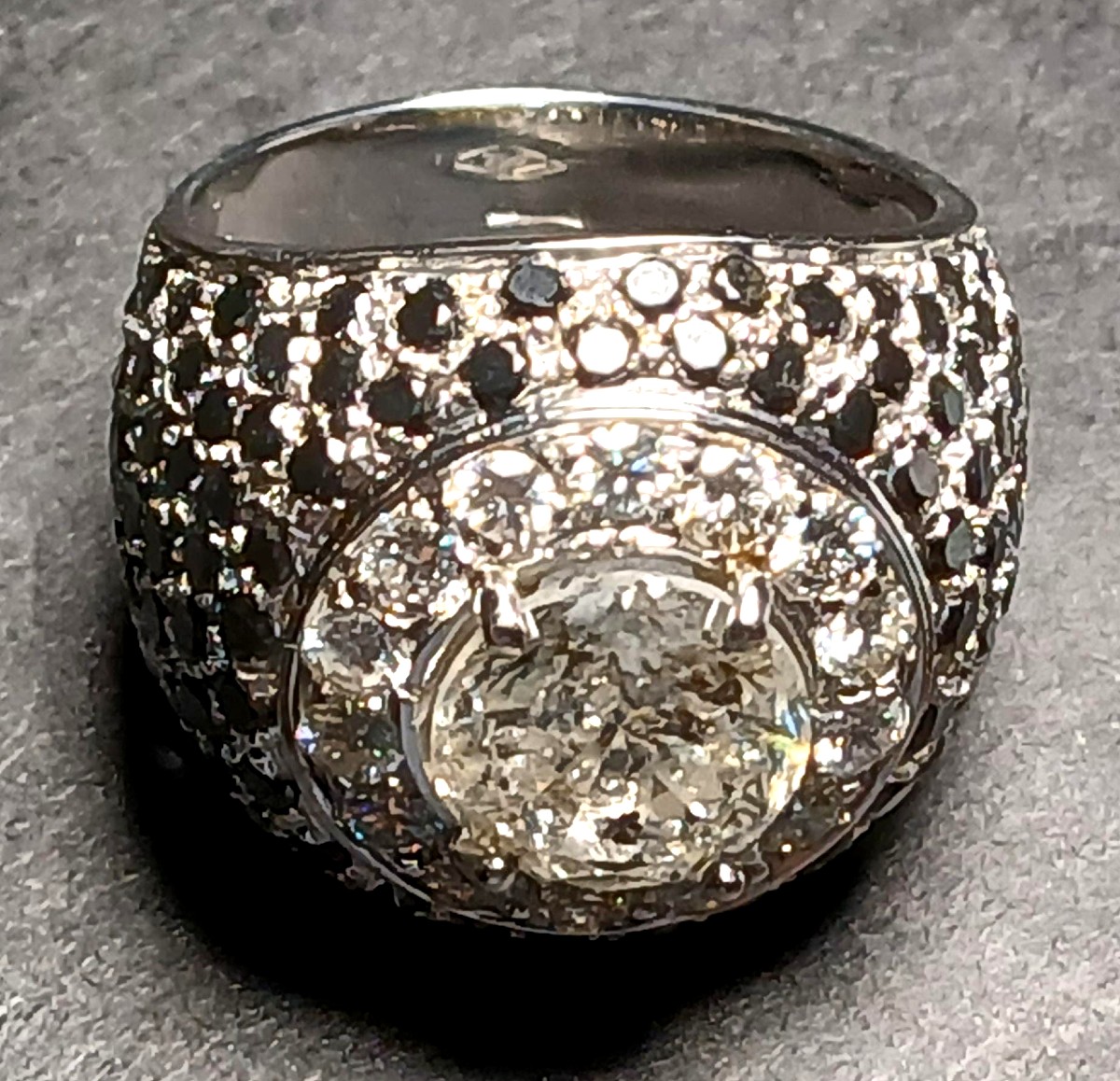 Anello desin anni 50/60 con brillante kt 3,06 e brillanti B. e N. per kt 2,50. Gr 10,3-photo-3