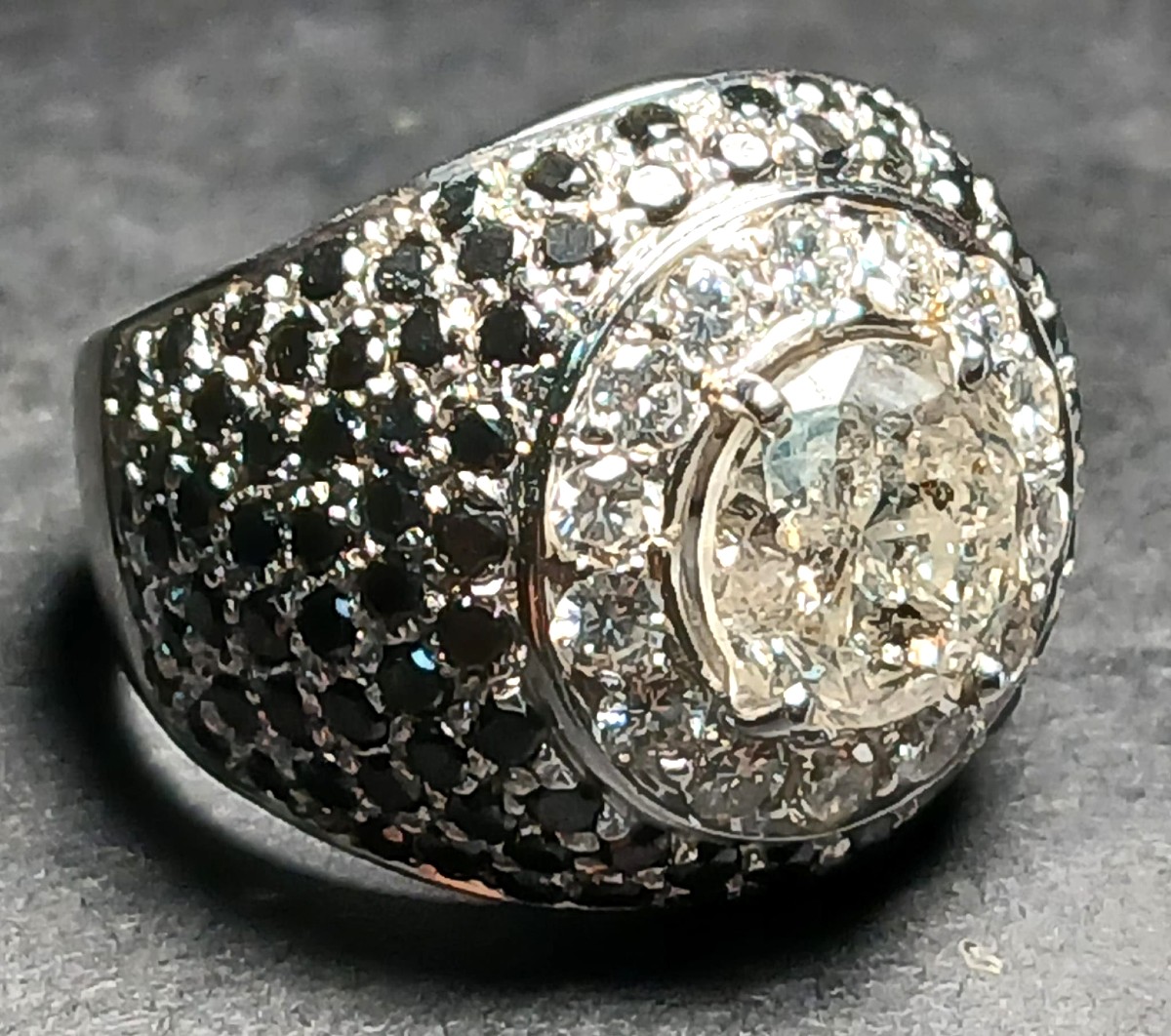 Anello desin anni 50/60 con brillante kt 3,06 e brillanti B. e N. per kt 2,50. Gr 10,3-photo-4