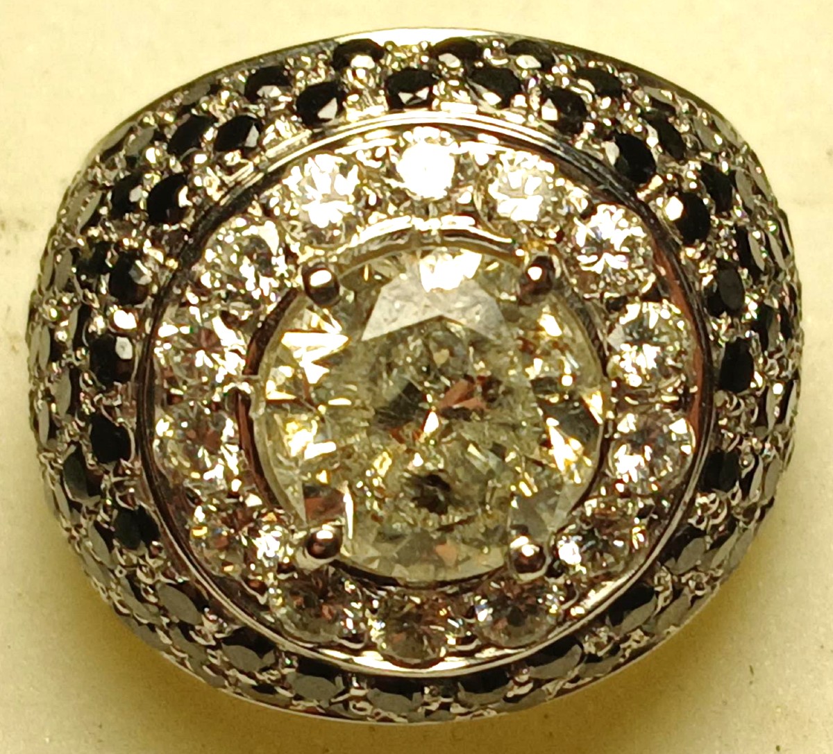 Anello desin anni 50/60 con brillante kt 3,06 e brillanti B. e N. per kt 2,50. Gr 10,3-photo-3