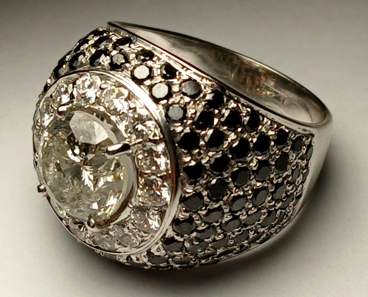 Anello desin anni 50/60 con brillante kt 3,06 e brillanti B. e N. per kt 2,50. Gr 10,3