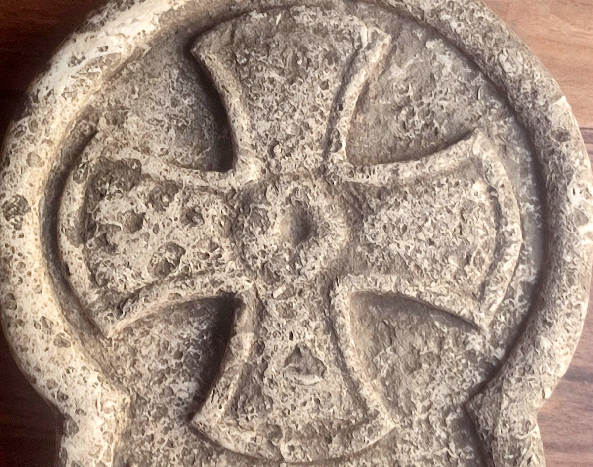 Blasone Templare con croce patente su un castello. In basso il simbolo magico 'terzo occhio'.-photo-2