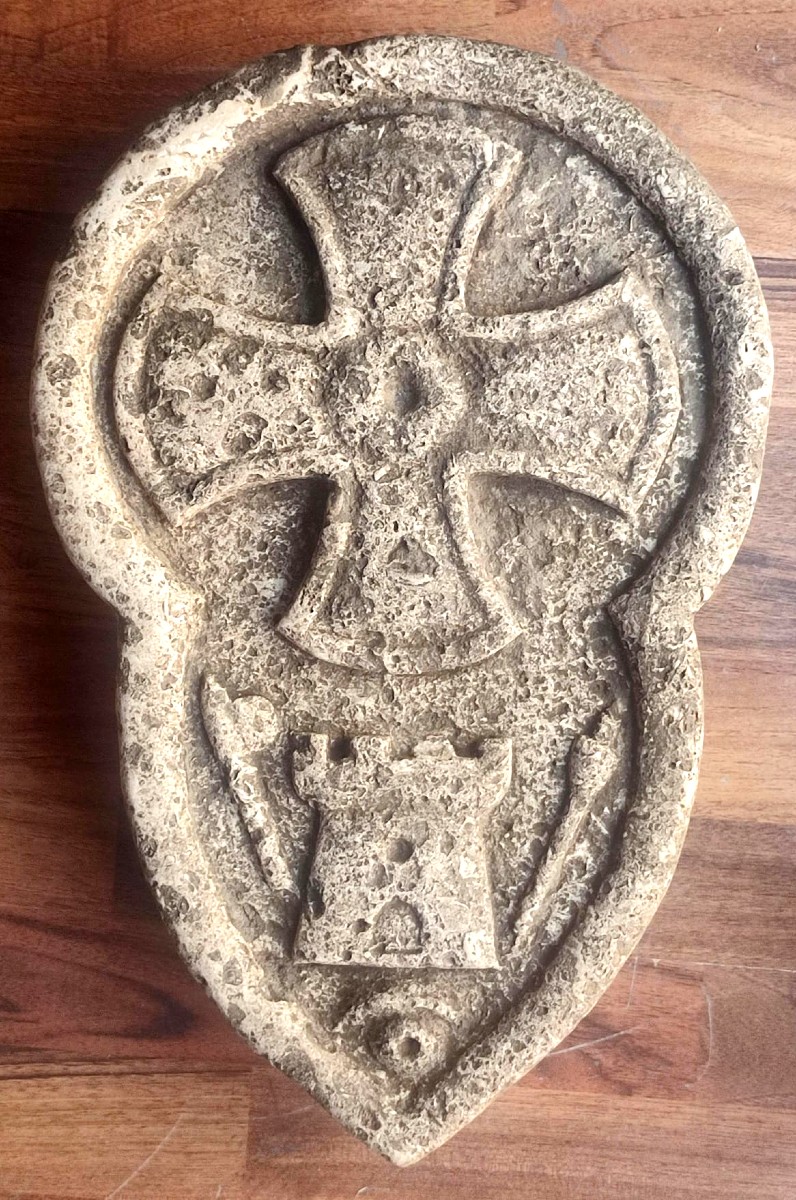 Blasone Templare con croce patente su un castello. In basso il simbolo magico 'terzo occhio'.