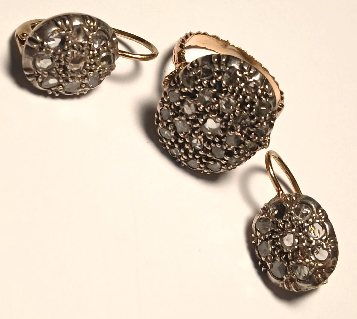 Parure di anello e orecchini in oro coppella e rose di diamante. Sicilia anni 60' (gr.12,5)