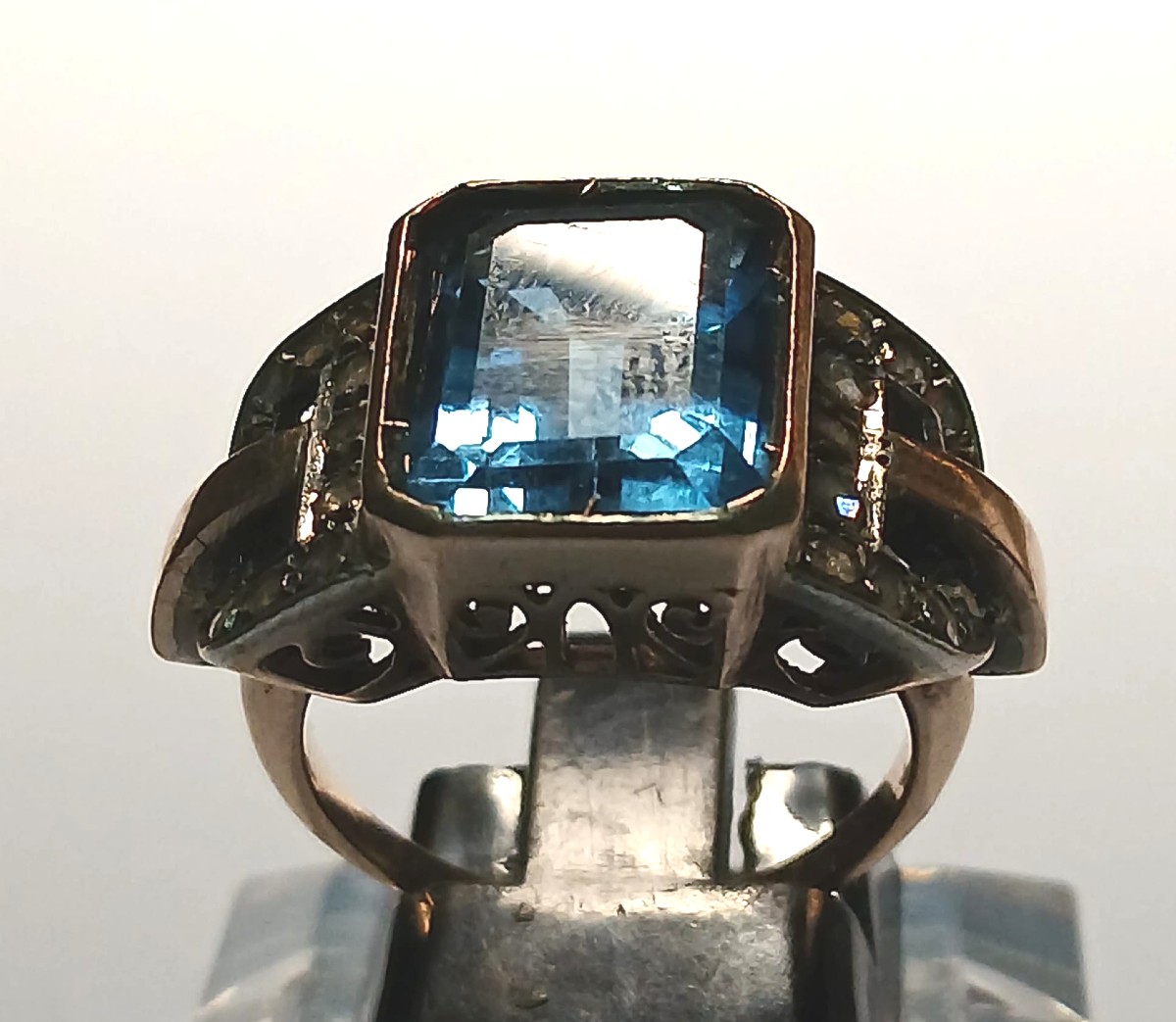 Anello Art Decò in oro con Topazio azzurro, e diamanti. Italia anni 30' Gr.7,6-photo-2