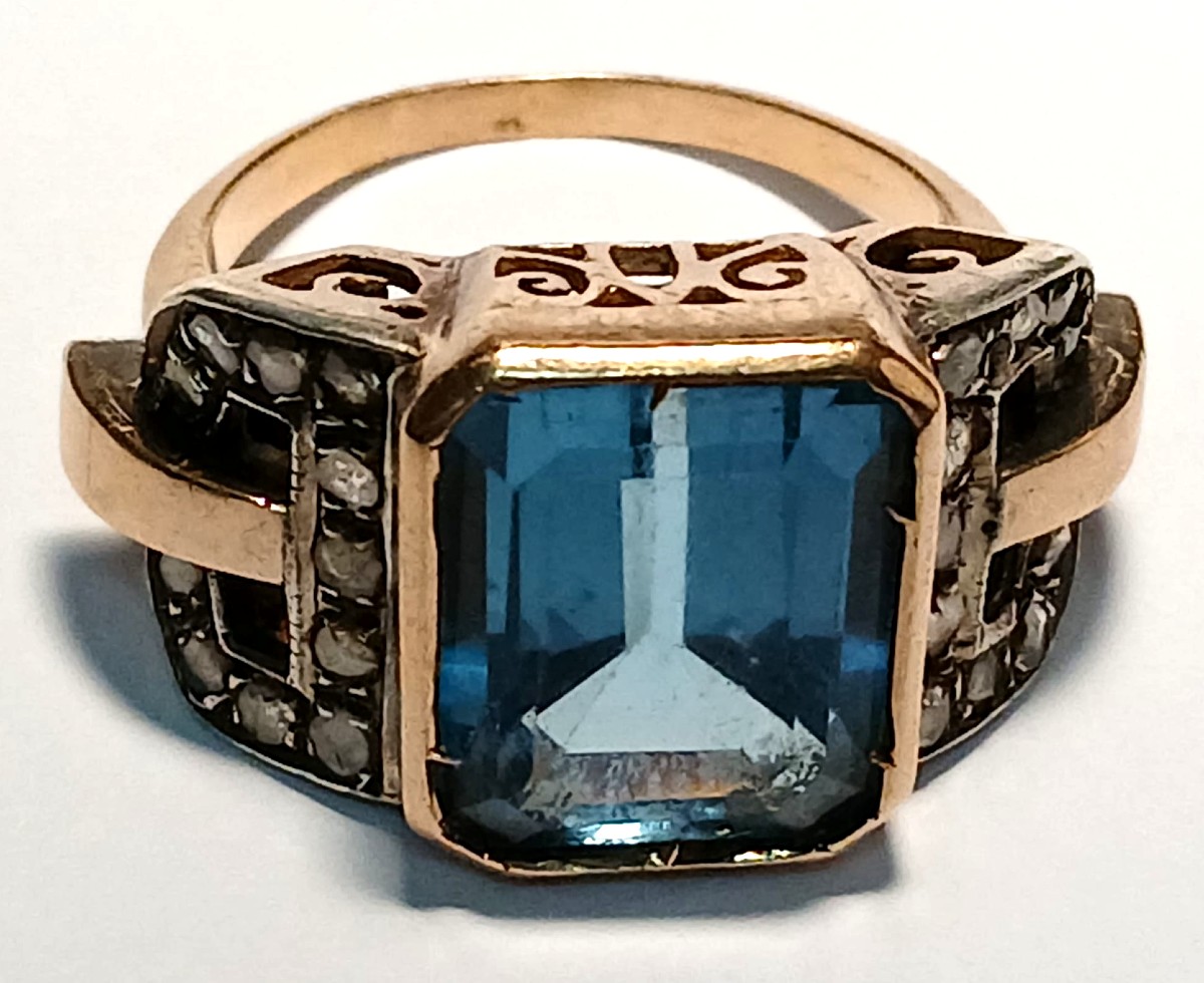 Anello Art Decò in oro con Topazio azzurro, e diamanti. Italia anni 30' Gr.7,6