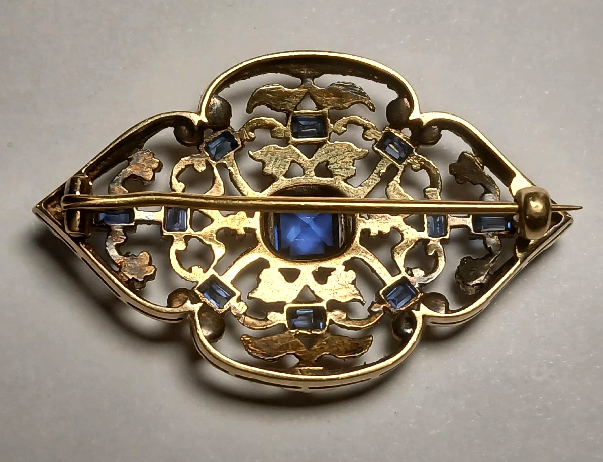 Spilla in oro 18 kt. a due colori, traforata e finemente cesellata. Epoca 920' circa--photo-2