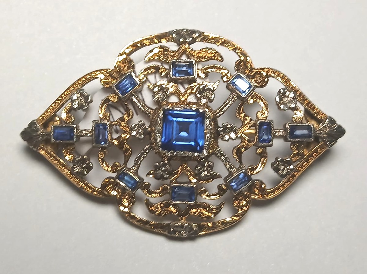 Spilla in oro 18 kt. a due colori, traforata e finemente cesellata. Epoca 920' circa-