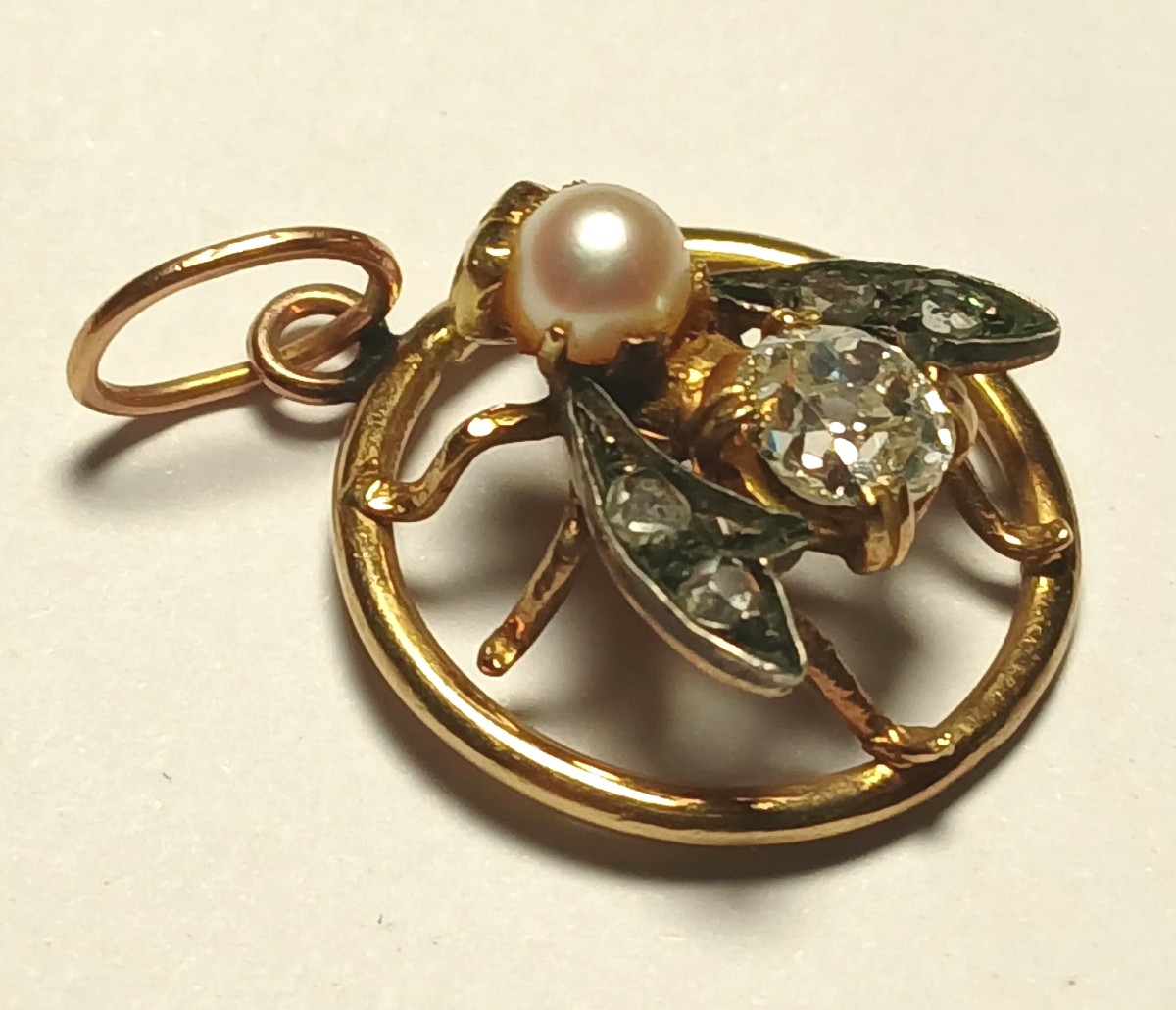 ìLa Mosca'. Pendente in oro con brillante taglio antico bianco  0,75 e perlina con diamanti.-photo-2