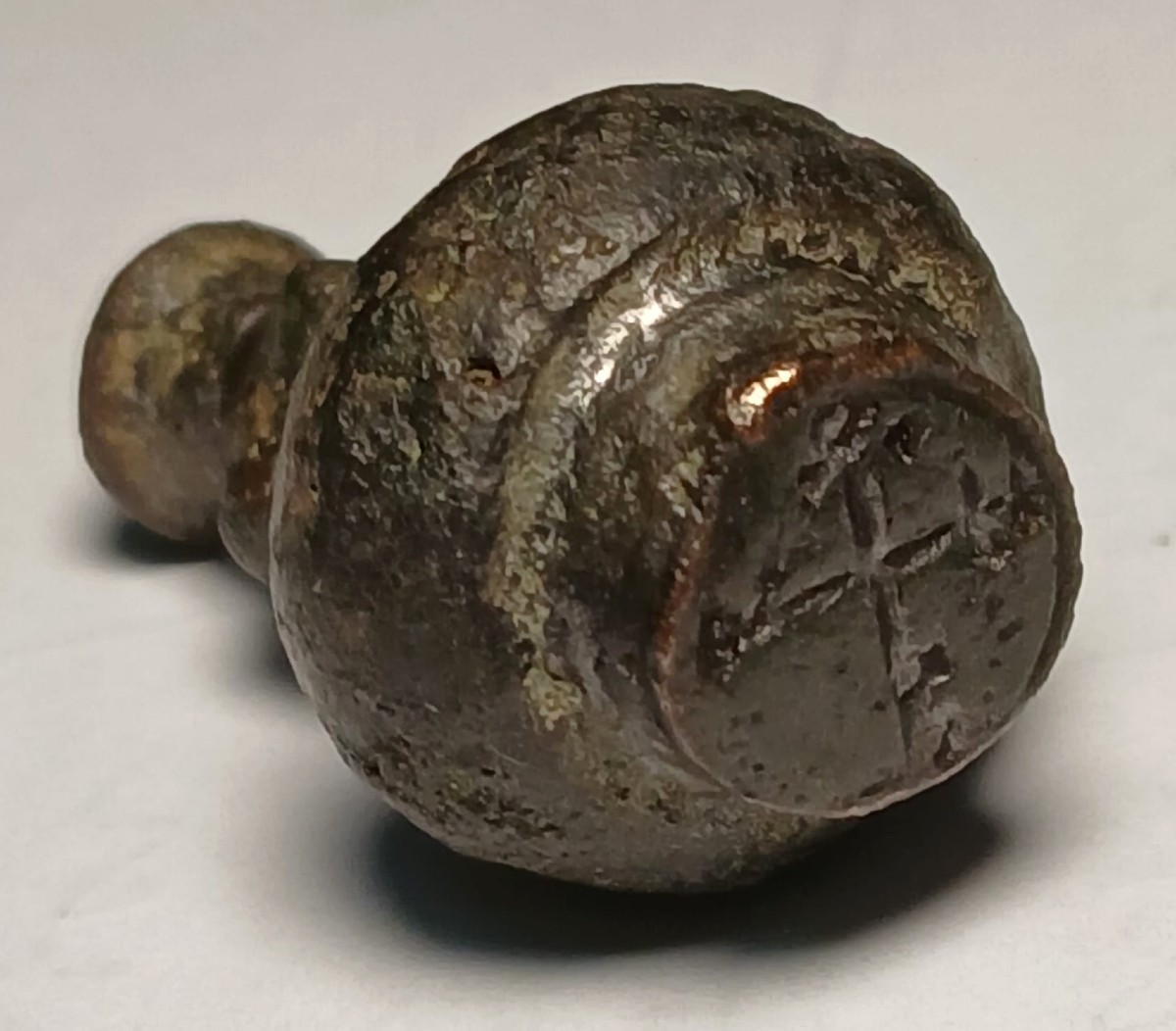 Sigillo 'angioino' a rocchetto  in bronzo, con incisa la croce gigliata. Sicilia 1280  (cm.2,8)