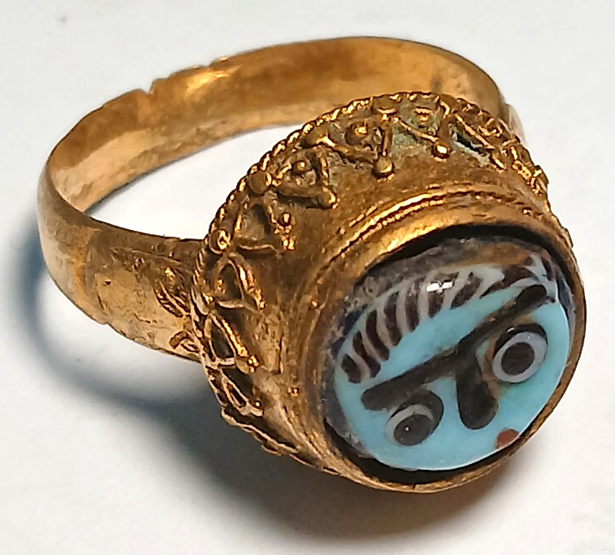 Anello medievale 'Veneziano' in oro zecchino con merletto in fiiligrana e volto in pasta vitrea-photo-2