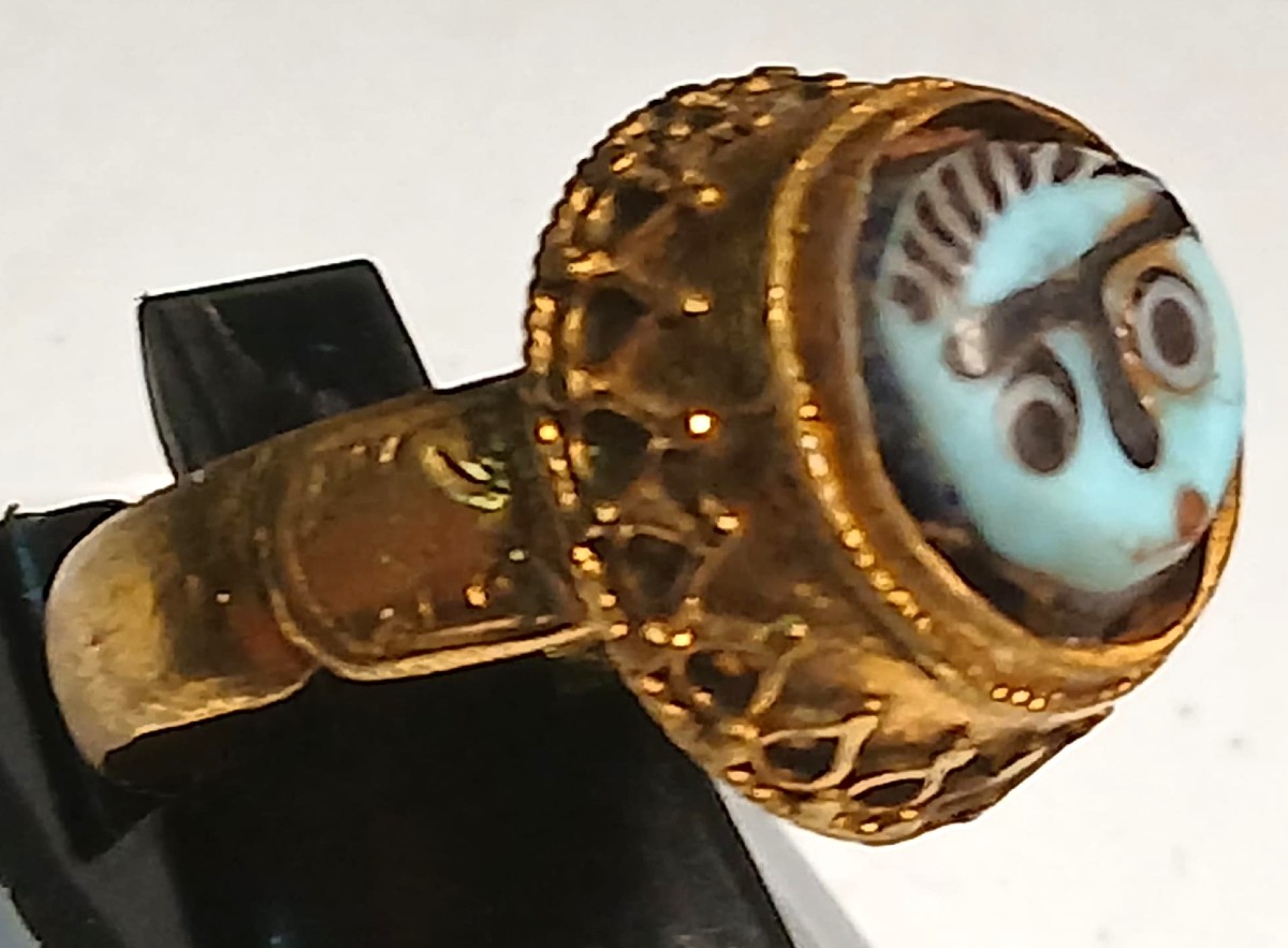 Anello medievale 'Veneziano' in oro zecchino con merletto in fiiligrana e volto in pasta vitrea-photo-1