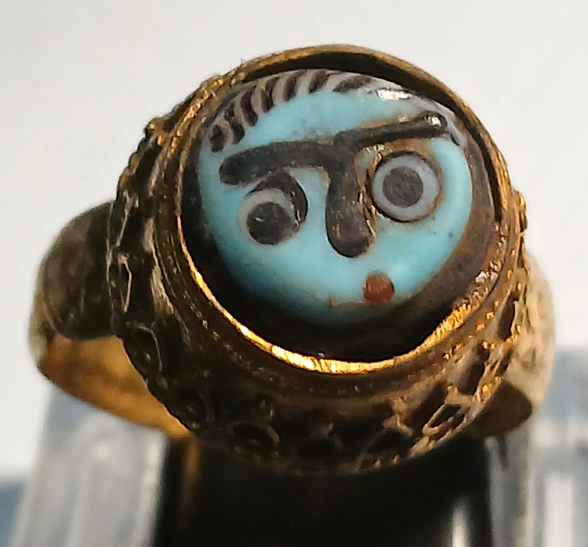 Anello medievale 'Veneziano' in oro zecchino con merletto in fiiligrana e volto in pasta vitrea-photo-2